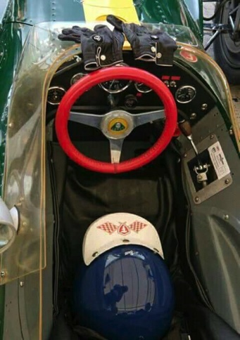 Cockpit de la Lotus 49 avec le casque de JIm